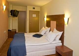 Отель Hotel 4 Zona София Двухместный номер с 1 кроватью или 2 отдельными кроватями и ванной комнатой-3